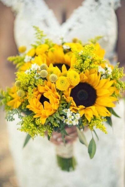 hoa cưới cầm tay bằng hoa hướng dương