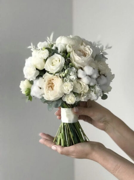 hoa cưới cầm tay hoa mẫu đơn