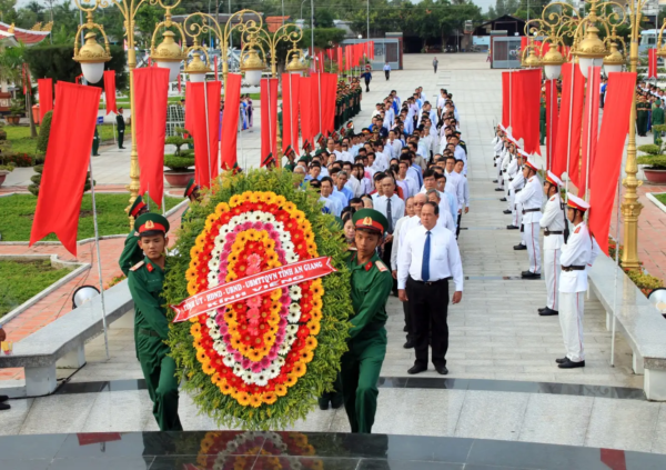 vong hoa vieng nghia trang liet si 1