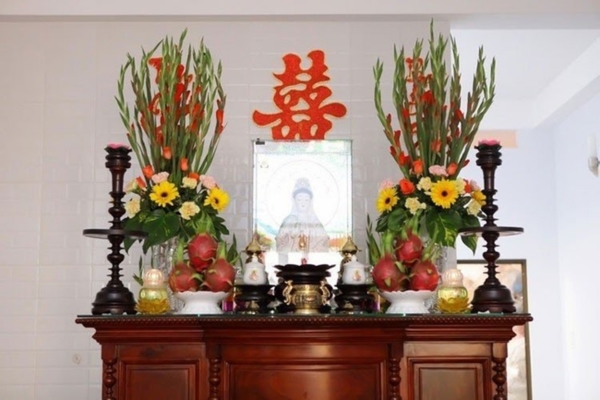 Dạy Cắm Hoa Bàn Thờ: Bí Quyết Tôn Kính & Thẩm Mỹ Từ Chuyên Gia