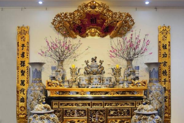 Dạy Cắm Hoa Bàn Thờ: Bí Quyết Tôn Kính & Thẩm Mỹ Từ Chuyên Gia