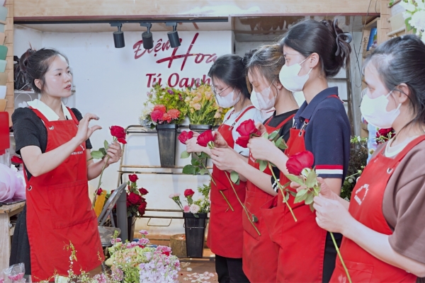 Dạy Cắm Hoa Bàn Thờ: Bí Quyết Tôn Kính & Thẩm Mỹ Từ Chuyên Gia