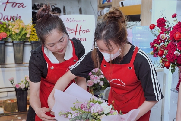 Dạy Cắm Hoa Cúc Vàng: Bí Quyết Từ Chuyên Gia Điện Hoa Tú Oanh