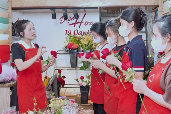 Dạy Cắm Hoa Cúc Vàng: Bí Quyết Từ Chuyên Gia Điện Hoa Tú Oanh