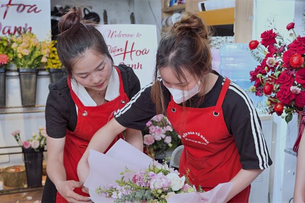 Dạy Cắm Hoa Cưới: Khóa Học Chuyên Sâu Từ A-Z Tại Điện Hoa Tú Oanh