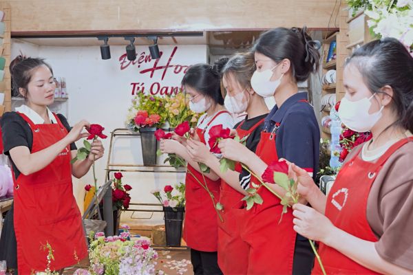 Dạy Cắm Hoa Cưới: Khóa Học Chuyên Sâu Từ A-Z Tại Điện Hoa Tú Oanh