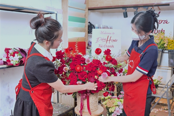 Dạy Cắm Hoa Giả: Nghệ Thuật Sáng Tạo Vẻ Đẹp Bất Tử Cùng Tú Oanh