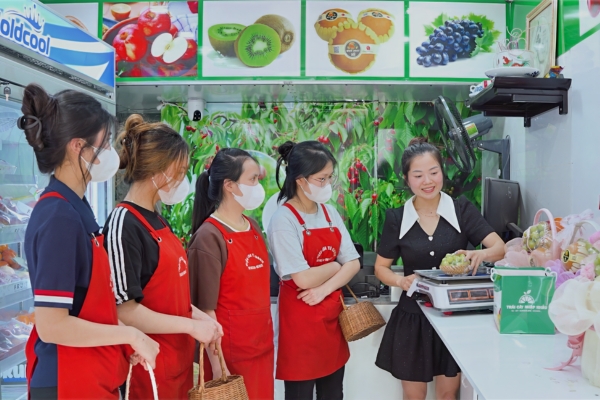 Dạy Cắm Hoa Giả: Nghệ Thuật Sáng Tạo Vẻ Đẹp Bất Tử Cùng Tú Oanh