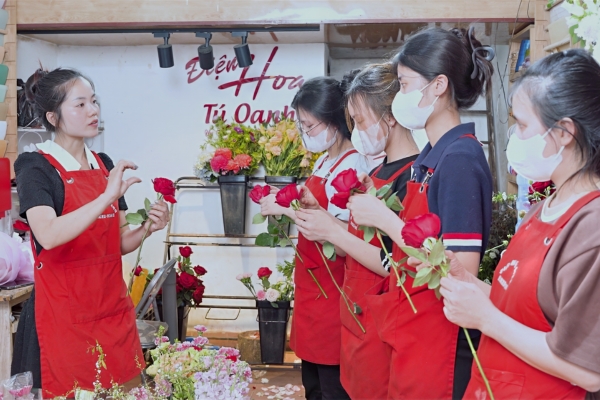 Dạy Cắm Hoa Lan: Bí Quyết Từ Chuyên Gia Điện Hoa Tú Oanh