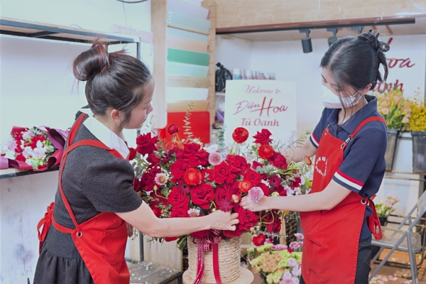 Dạy Cắm Hoa Lan: Bí Quyết Từ Chuyên Gia Điện Hoa Tú Oanh