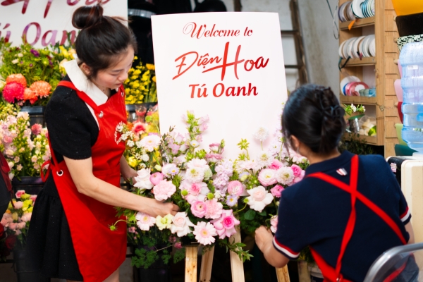 Dạy Cắm Hoa Sáp: Từ Cơ Bản Đến Chuyên Sâu Cùng Điện Hoa Tú Oanh