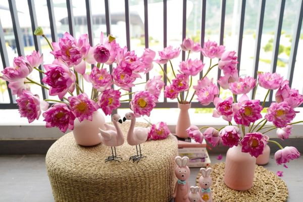 Dạy Cắm Hoa Sen: Bí Quyết Tạo Nên Tác Phẩm Thanh Tao Tại Điện Hoa Tú Oanh