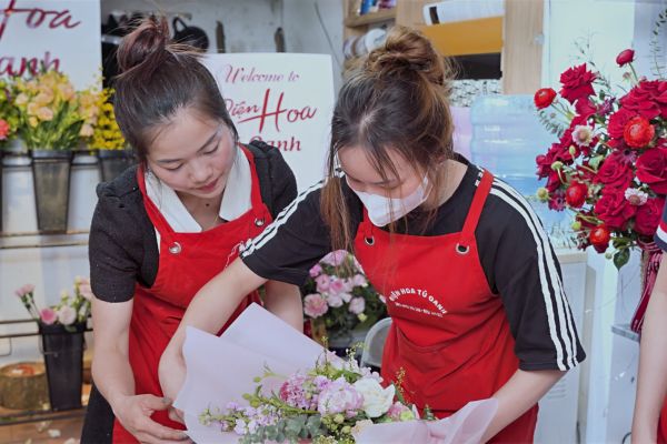 Dạy Cắm Hoa Sen: Bí Quyết Tạo Nên Tác Phẩm Thanh Tao Tại Điện Hoa Tú Oanh