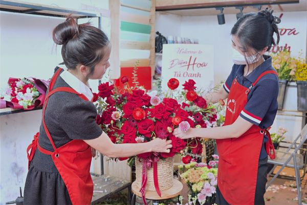 Dạy Cắm Hoa Sen: Bí Quyết Tạo Nên Tác Phẩm Thanh Tao Tại Điện Hoa Tú Oanh