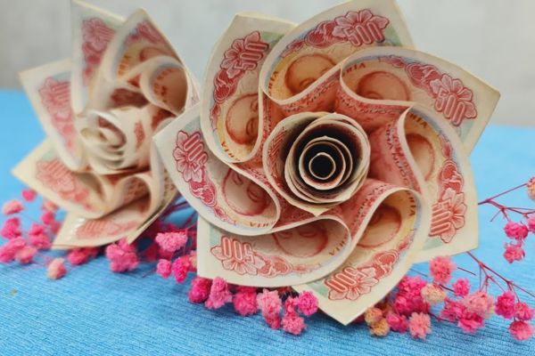 Dạy Cắm Hoa Tiền: Từ A-Z Bí Quyết Tạo Nên Bó Hoa Độc Đáo & Giá Trị