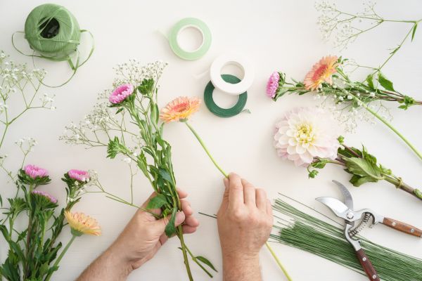 Học Cắm Hoa Có Khó Không? Bí Quyết Cho Người Mới Bắt Đầu