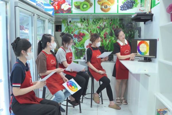 Lớp học cắm hoa cơ bản tại Hà Nội, học viên thực hành cắm hoa tròn