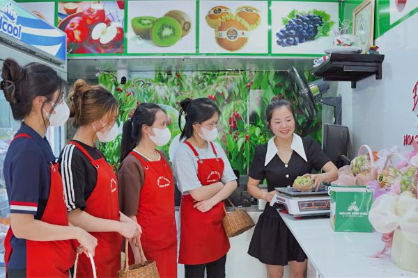 Lớp học cắm hoa tại Điện Hoa Tú Oanh, giảng viên hướng dẫn thực hành