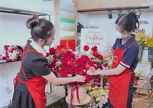 Đội ngũ nhân viên chuyên nghiệp và tận tâm của Shop Hoa Tú Oanh phục vụ khách hàng