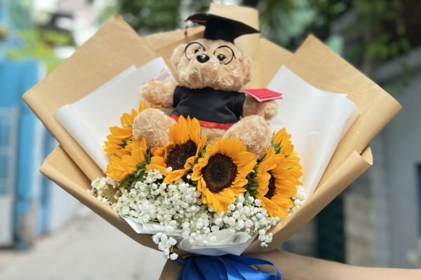 Đi dự lễ tốt nghiệp nên tặng hoa gì? Gợi ý từ Điện Hoa Tú Oanh