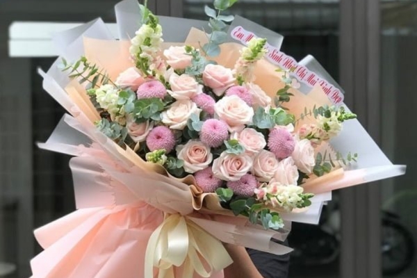 Đi dự lễ tốt nghiệp nên tặng hoa gì? Gợi ý từ Điện Hoa Tú Oanh