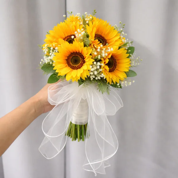 hoa cưới hướng dương cầm tay cô dâu