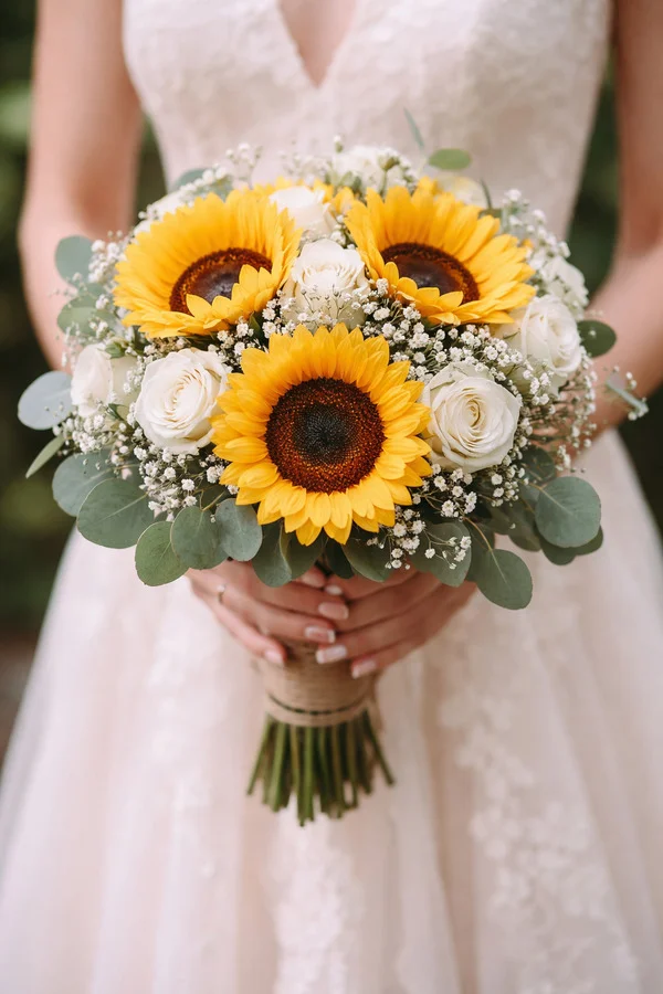 hoa cưới hướng dương cầm tay cô dâu