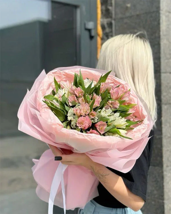 Dịch vụ chuyên nghiệp là yếu tố then chốt để đánh giá shop điện hoa Hà Nội uy tín.