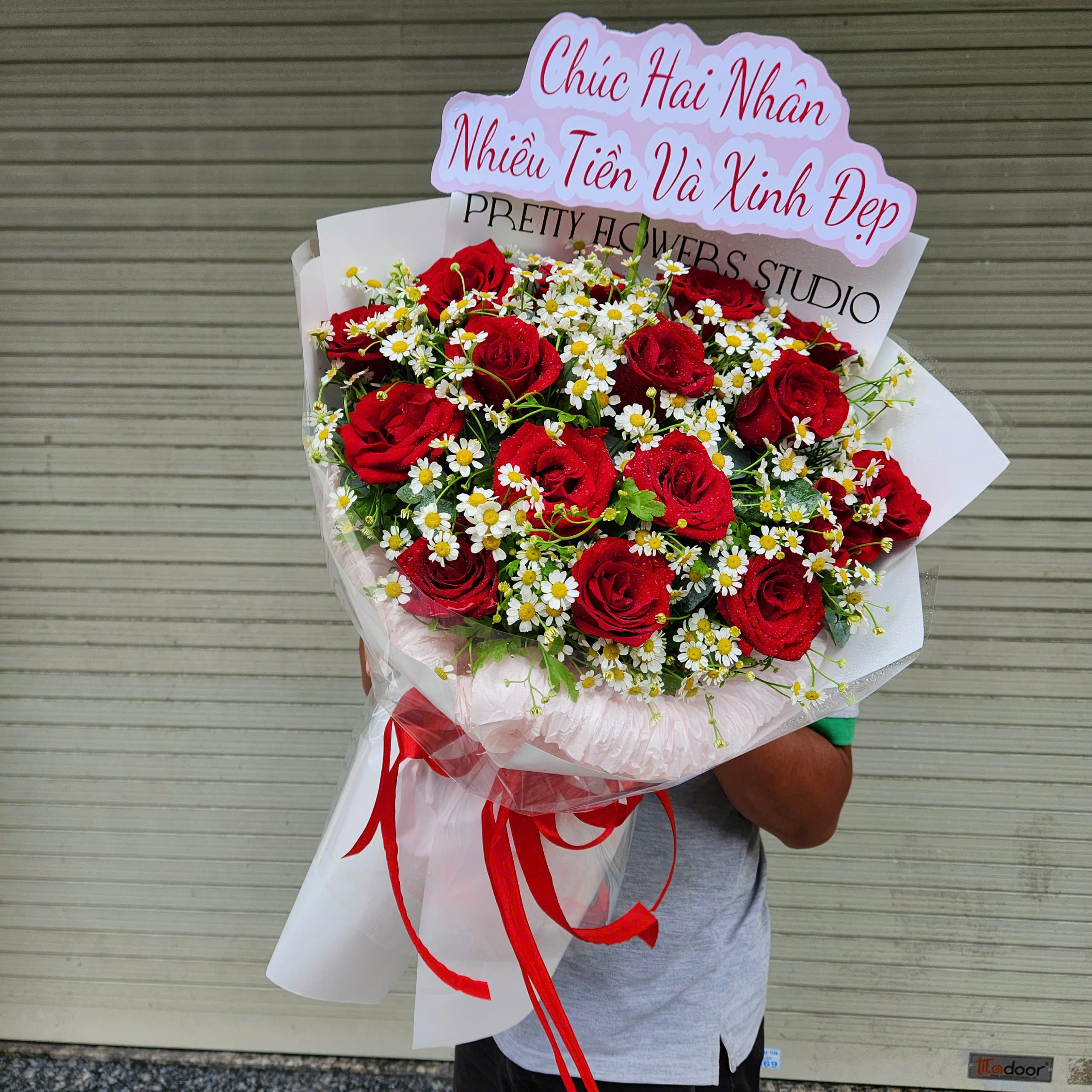 Thông điệp ý nghĩa trên mỗi bó hoa được trao tới tay người nhận.