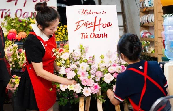 7 sai lầm khi chọn shop hoa giá rẻ Hà Nội bạn nên tránh 3 florist thiết kế bó hoa tại shop hoa Hà Nội