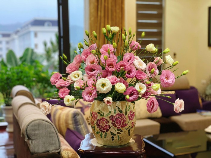 Mách nhỏ bạn mẹo cắm hoa cát tường tươi lâu ngày tết 2026